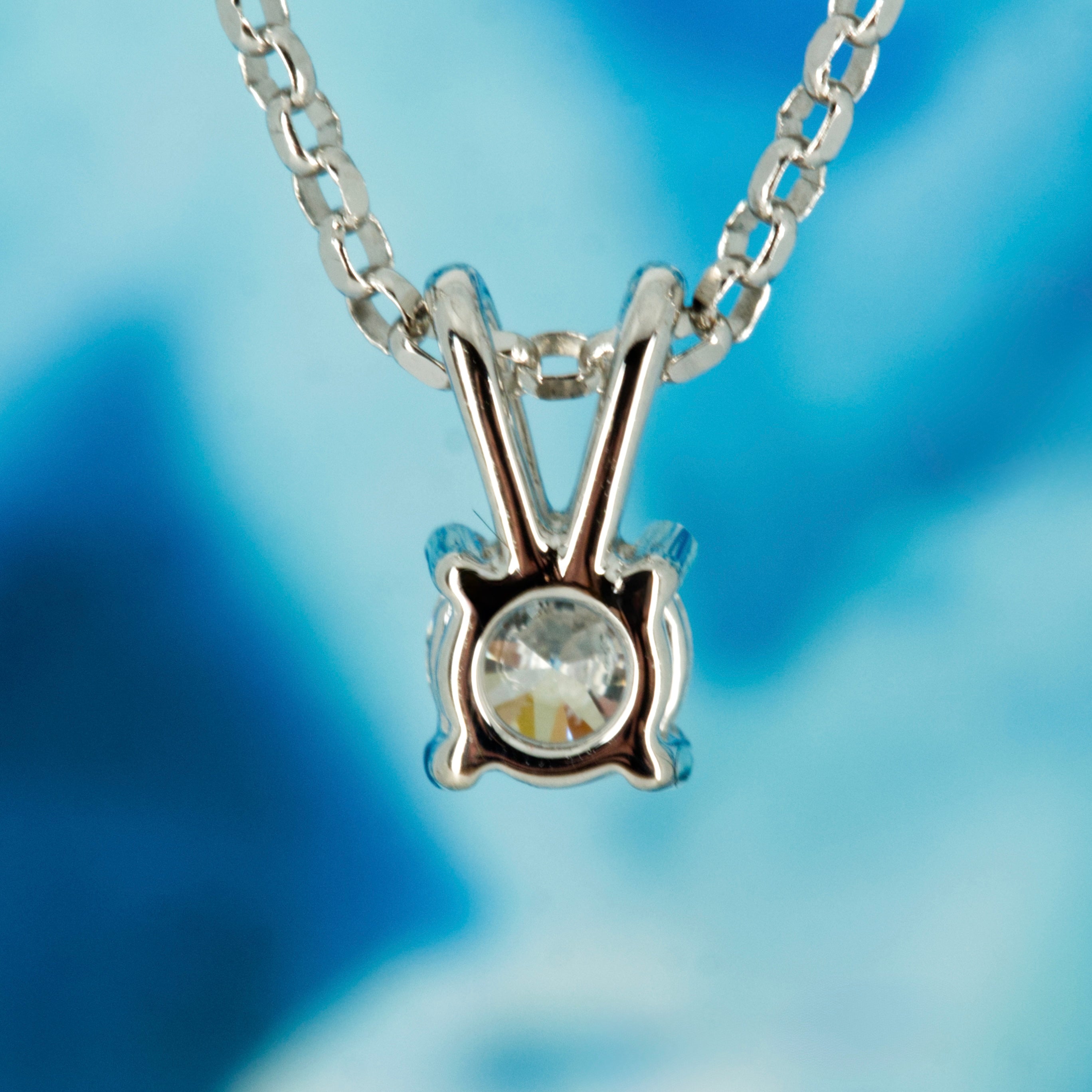 18ct White Gold 0.40ct Round Brilliant Cut Diamond Solitaire Pendant & Chain
