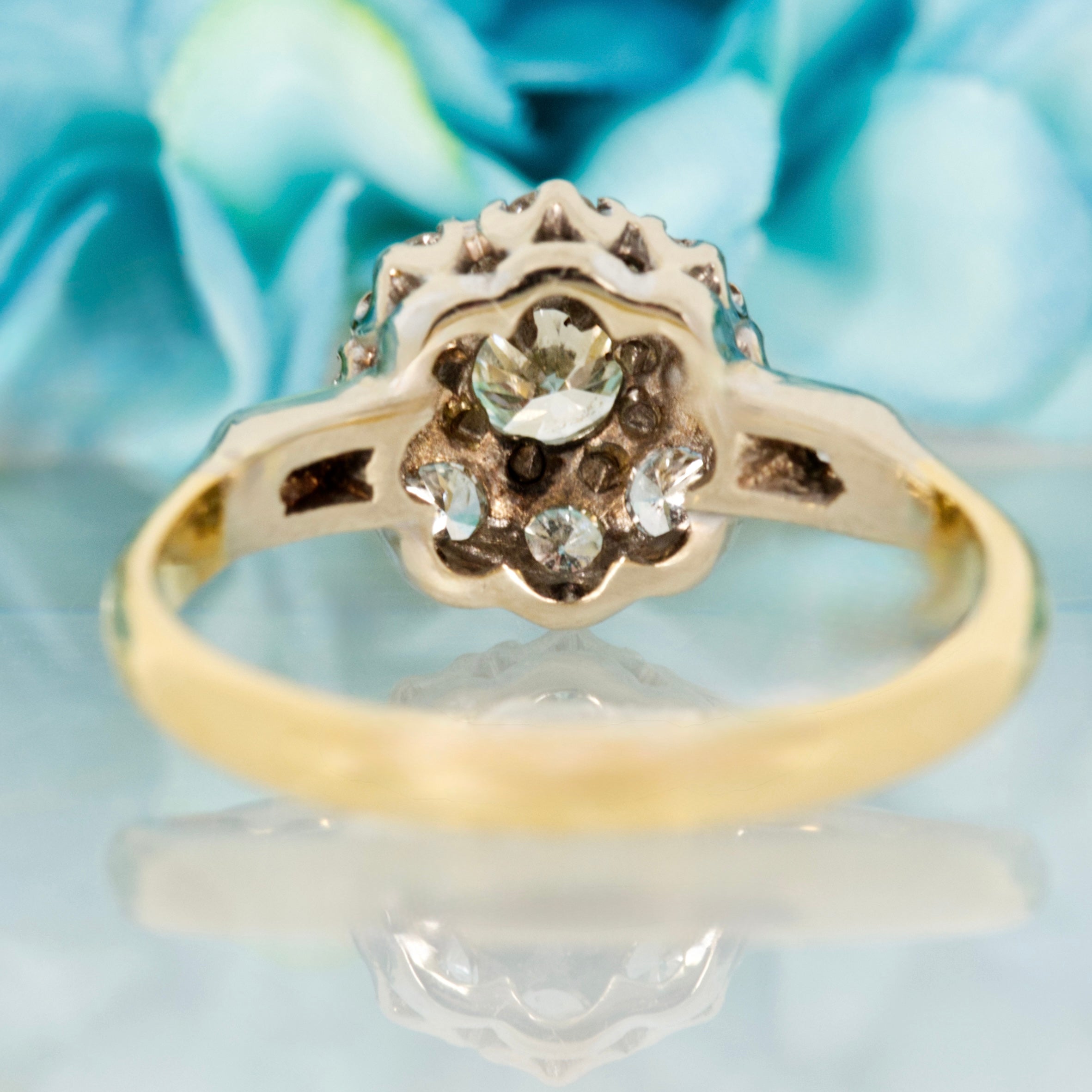 Pre-Loved 18ct Yellow Gold Round Cut Diamond Cluster Ring
