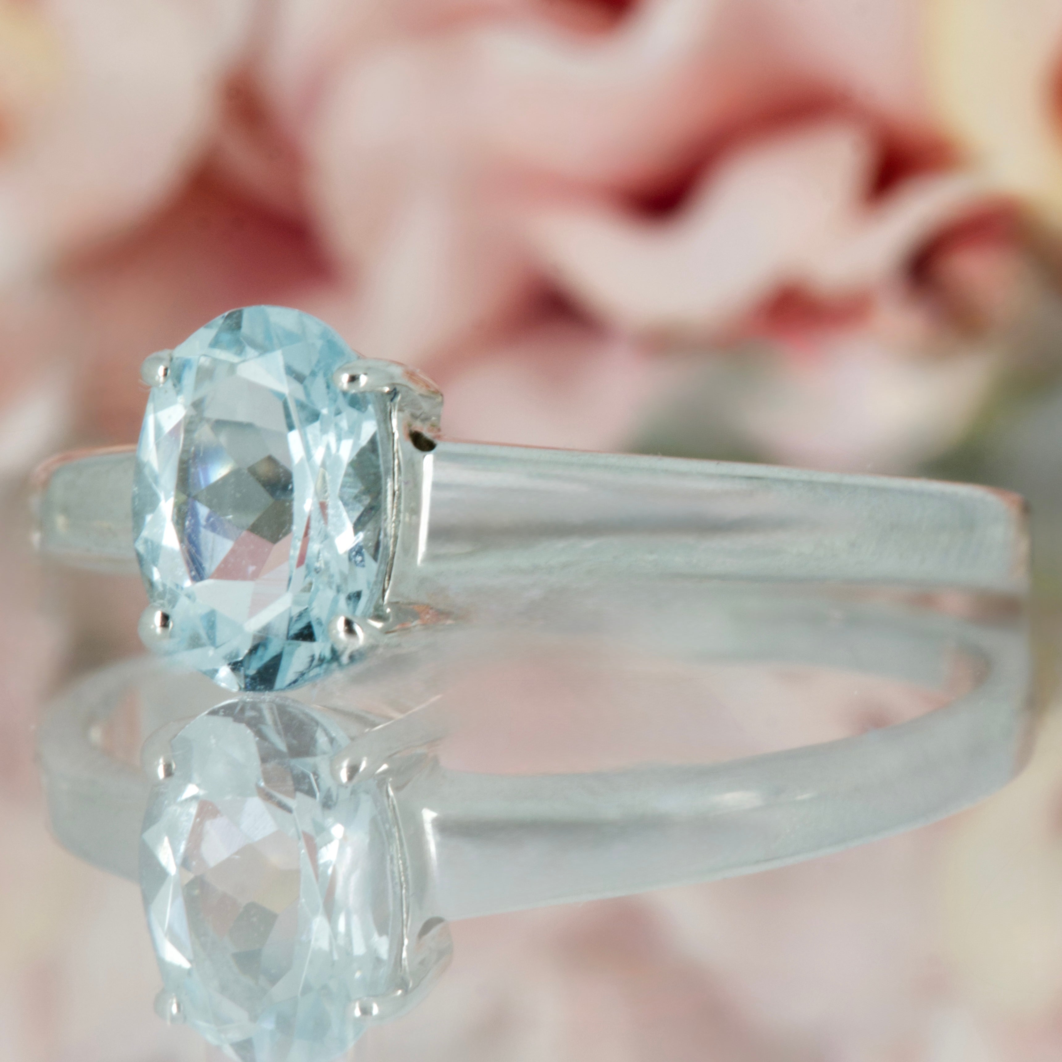 9ct White Gold Oval Cut Aquamarine Claw Set Ring