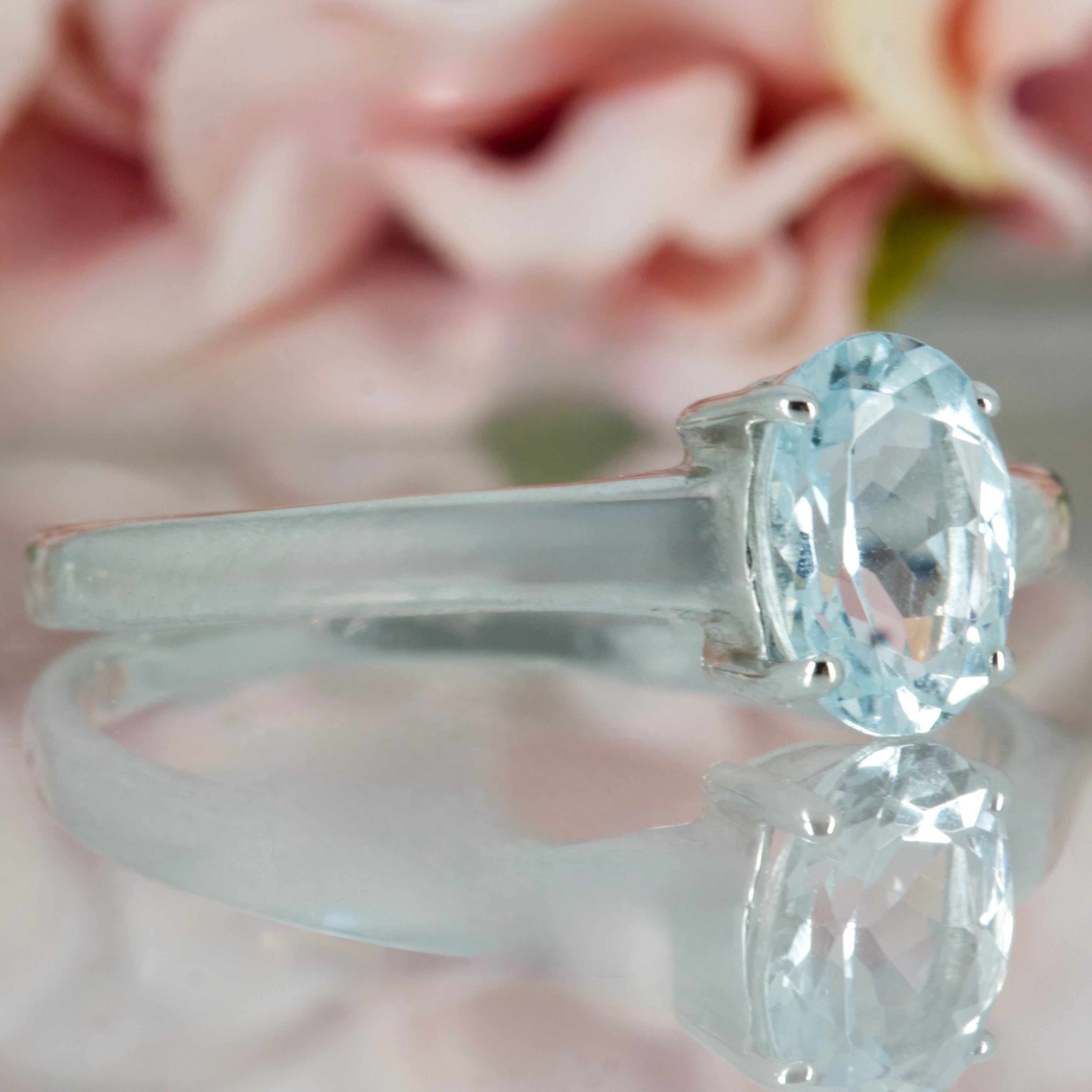 9ct White Gold Oval Cut Aquamarine Claw Set Ring