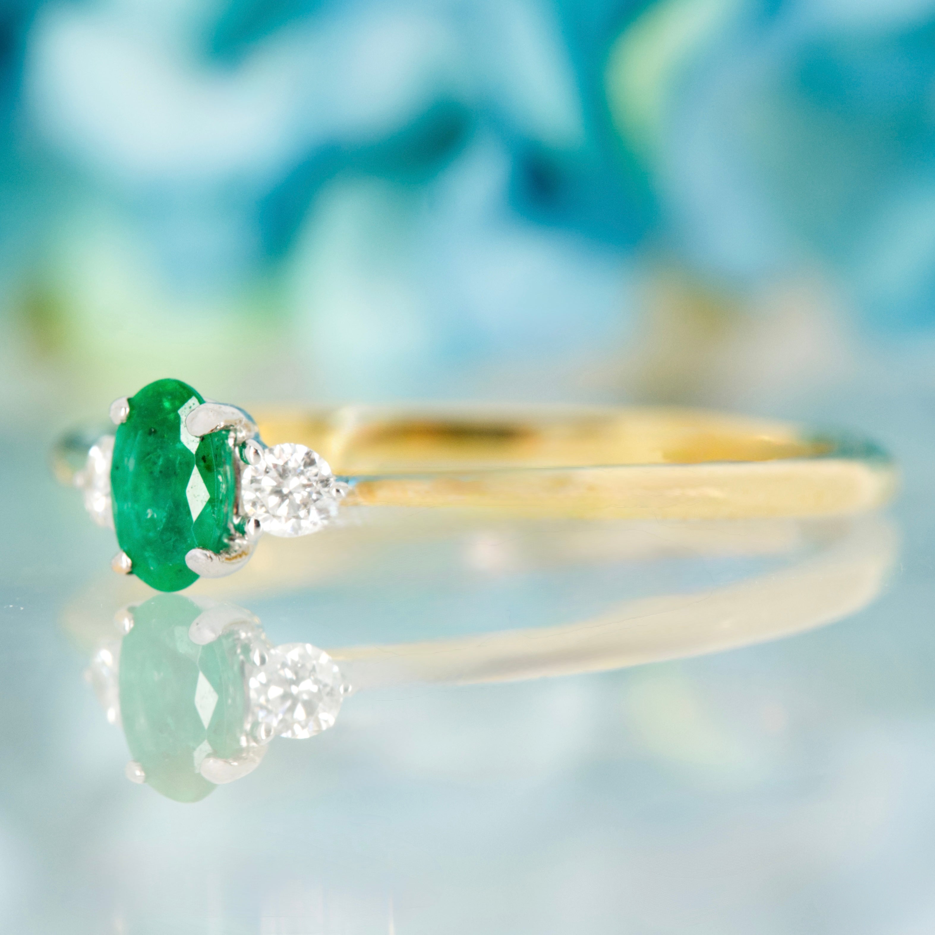 18ct Yellow Gold Oval Cut Emerald & Round Brilliant Cut Diamond Trilogy Ring