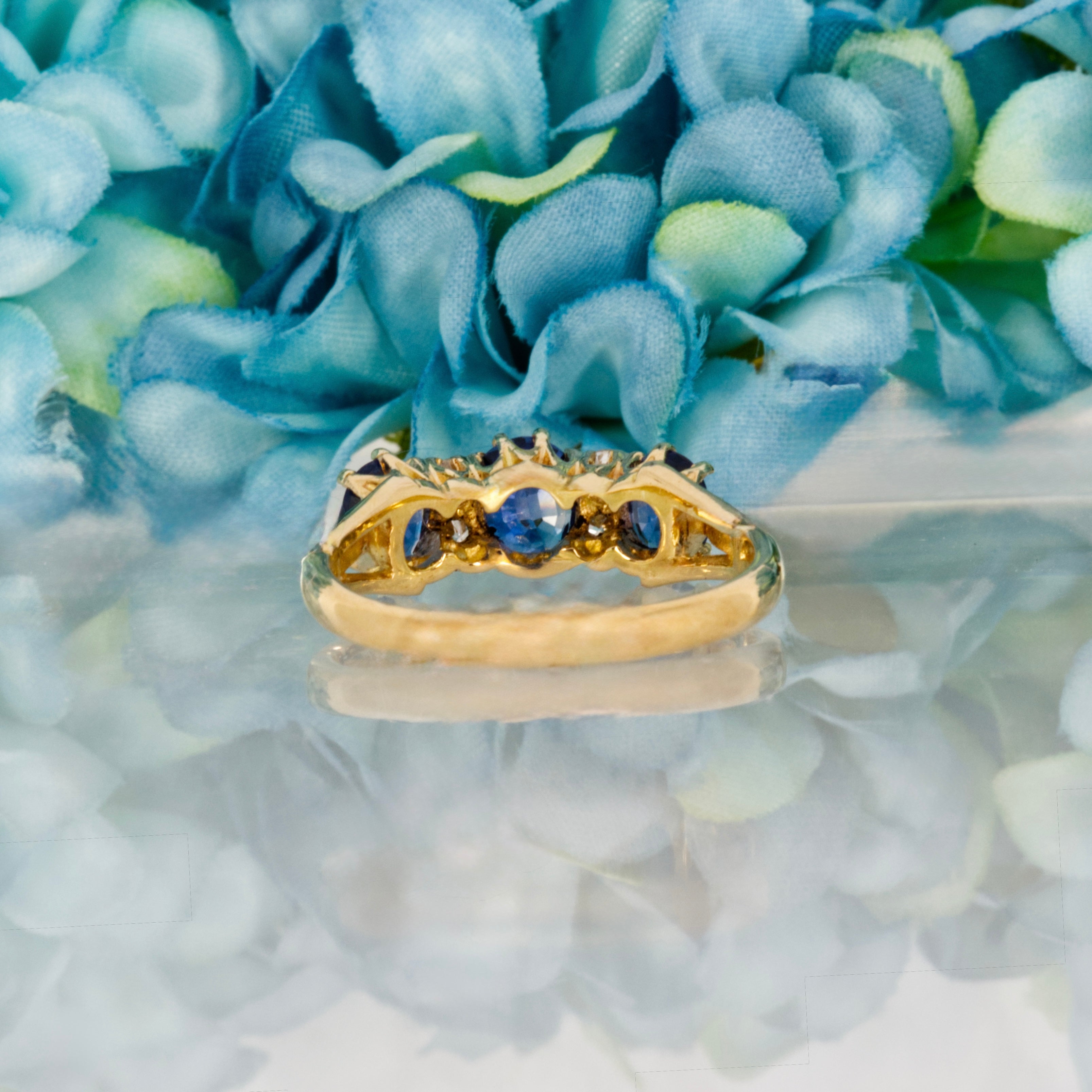 Pre-Loved 18ct Yellow Gold Oval Cut Sapphire & Round Cut Diamond Ring