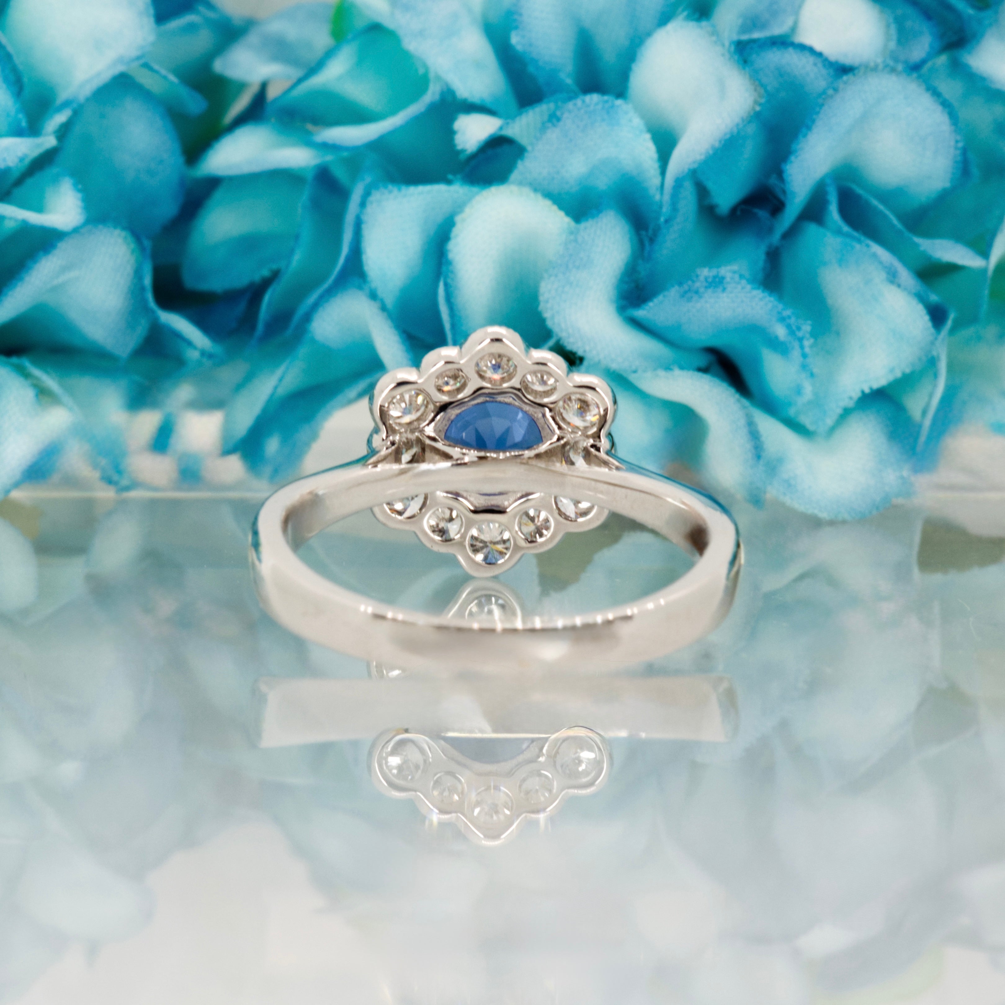 18ct White Gold Round Cut Tanzanite & Round Brilliant Cut Diamond Cluster Ring