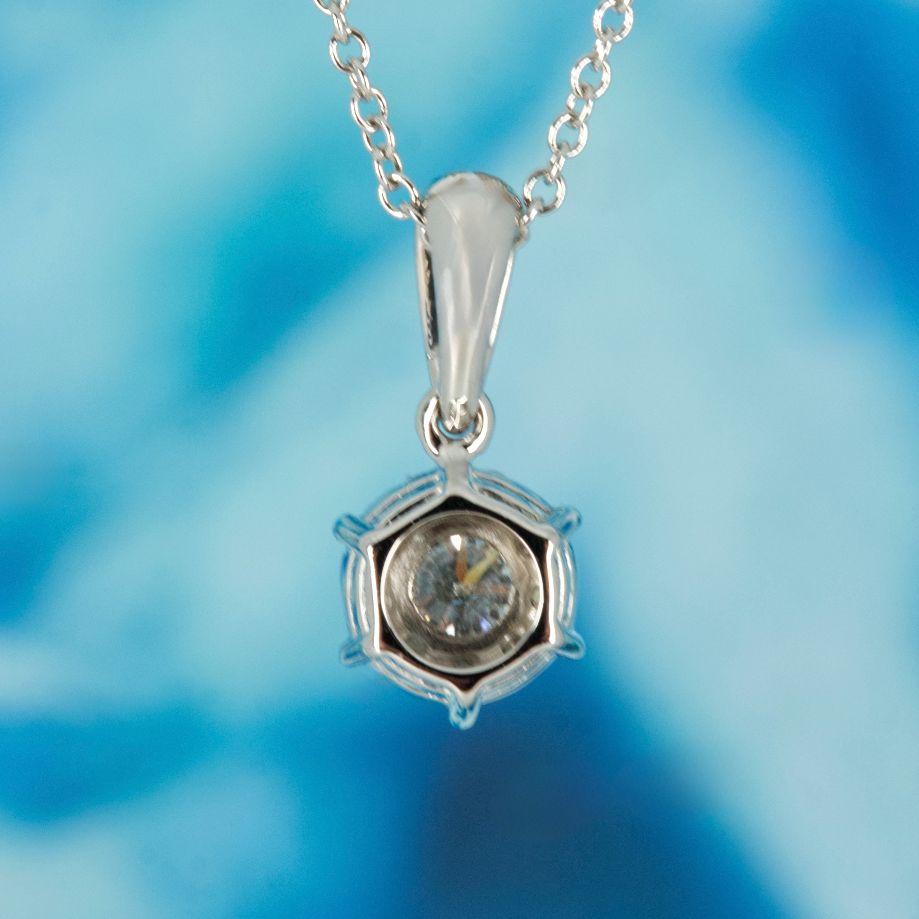 18ct White Gold 0.20ct Round Brilliant Cut Diamond Cluster Pendant & Chain