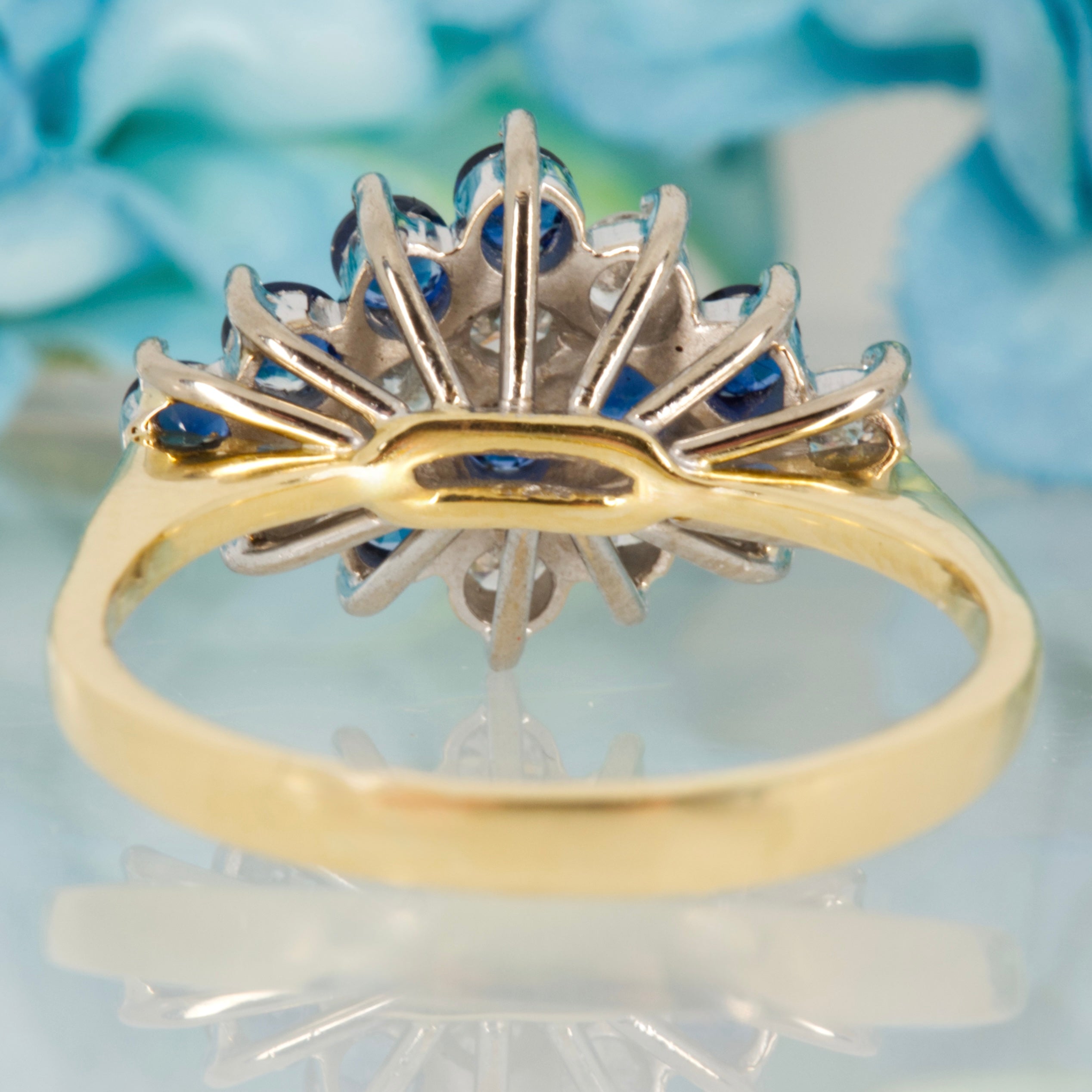 Pre-Loved 18ct Yellow Gold Round Cut Sapphire & Round Brilliant Cut Diamond Cluster Ring