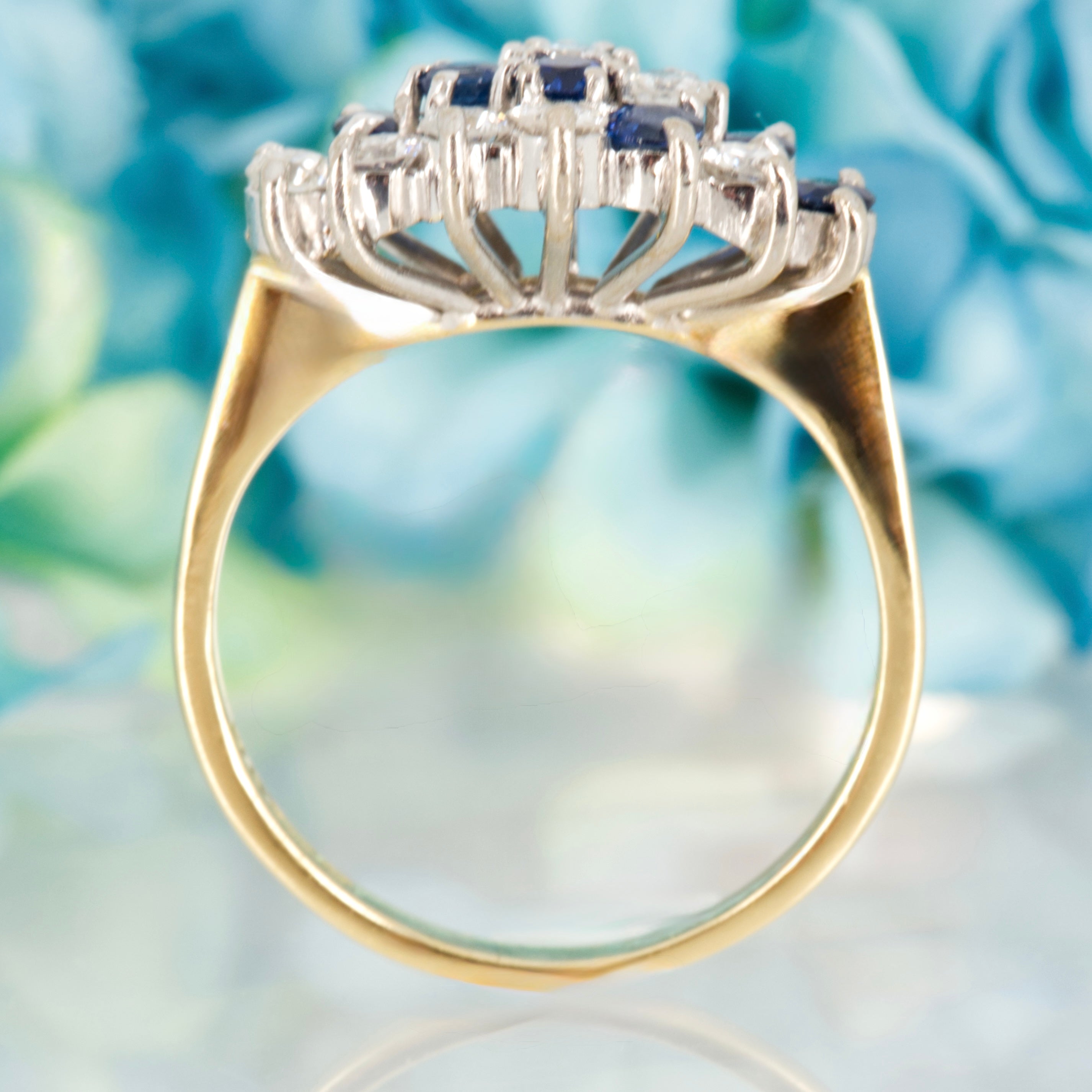 Pre-Loved 18ct Yellow Gold Round Cut Sapphire & Round Brilliant Cut Diamond Cluster Ring