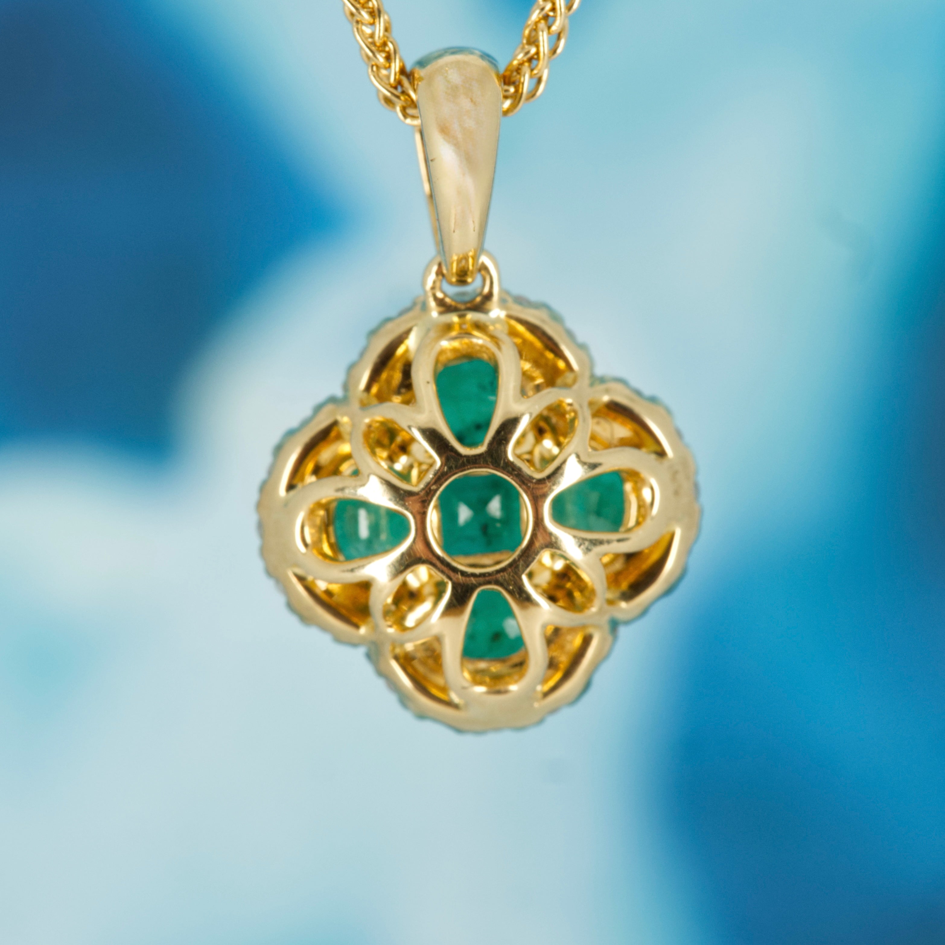 Pre-Loved 18ct Yellow Gold Oval Cut Emerald & Round Brilliant Cut Diamond Clover Pendant & Chain