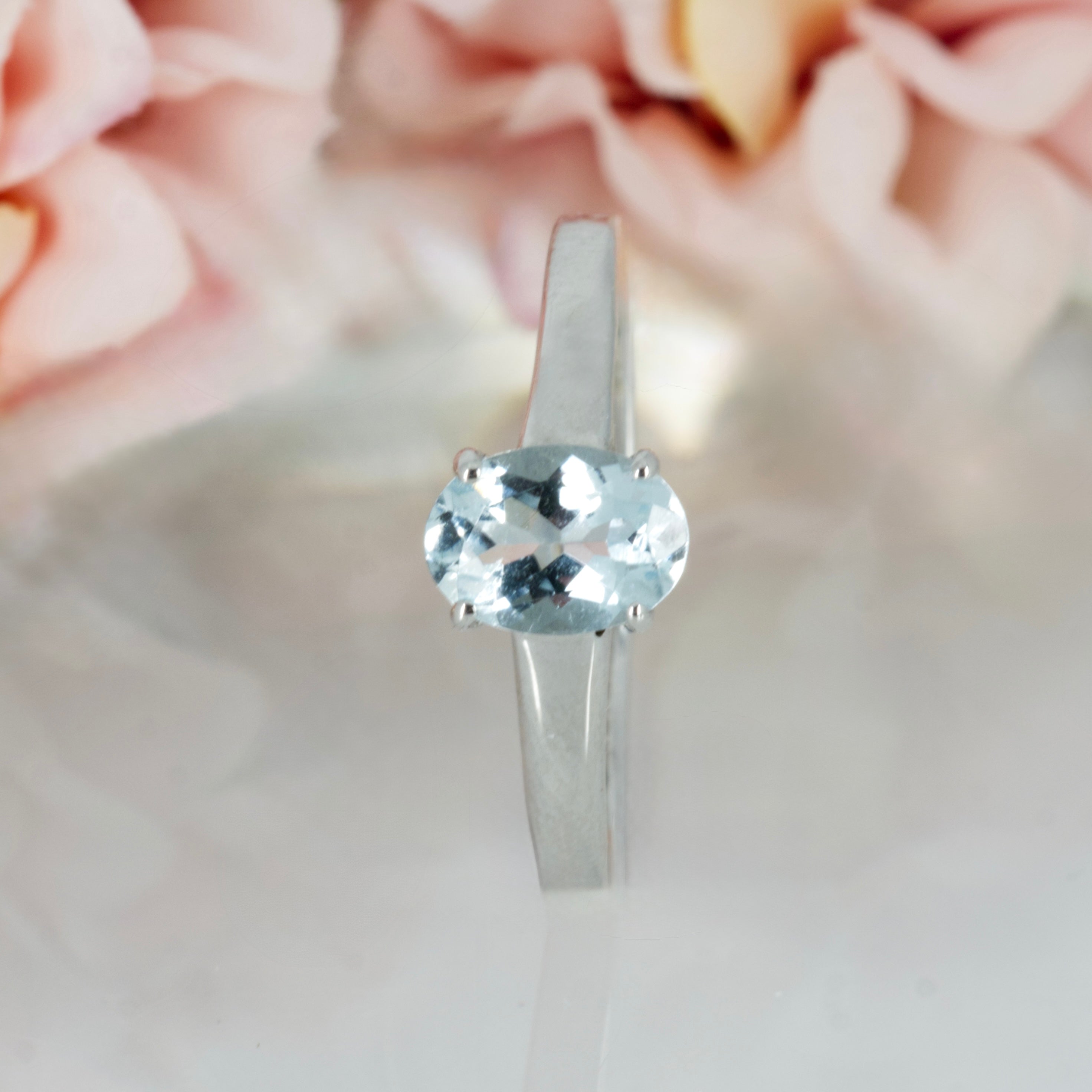 9ct White Gold Oval Cut Aquamarine Claw Set Ring