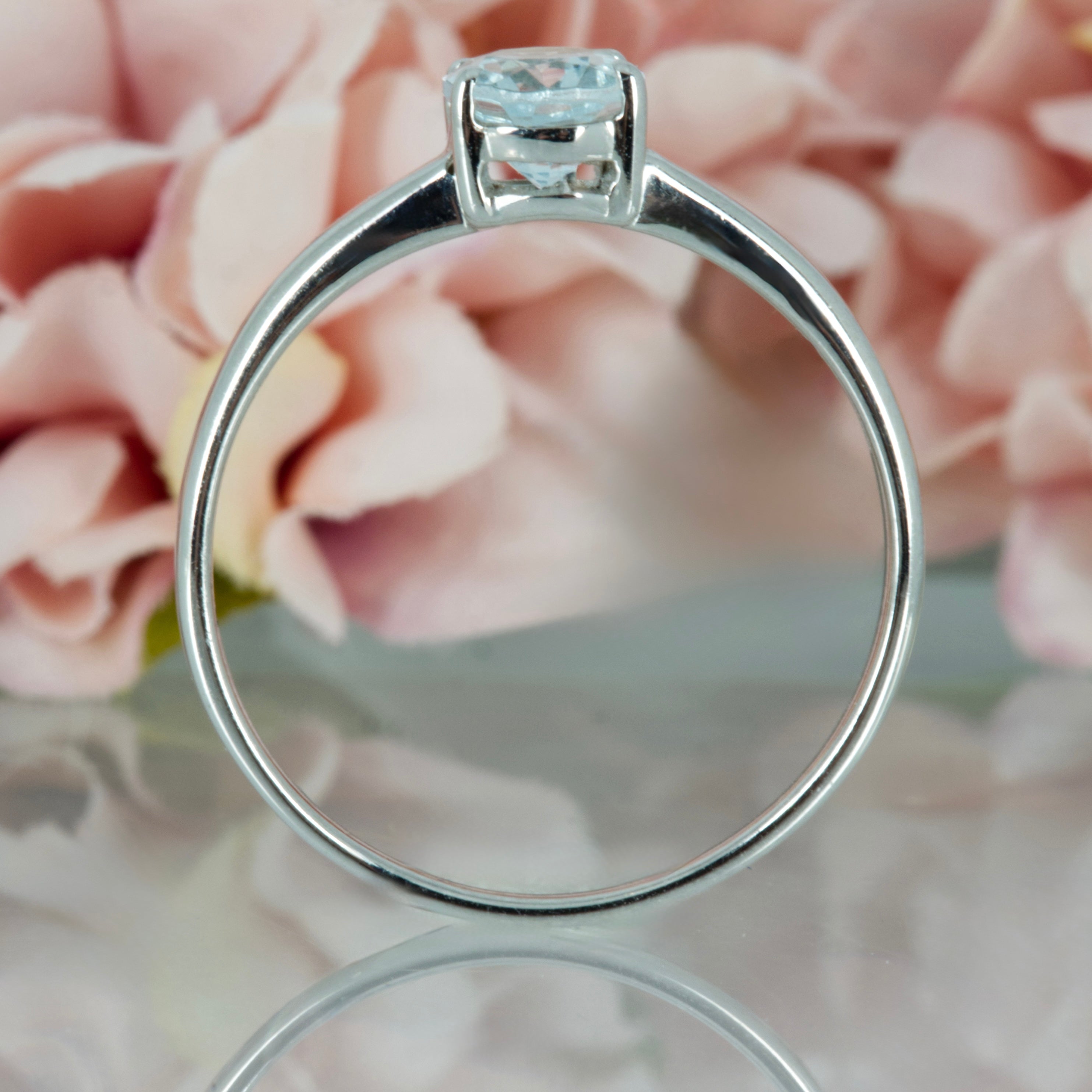 9ct White Gold Oval Cut Aquamarine Claw Set Ring