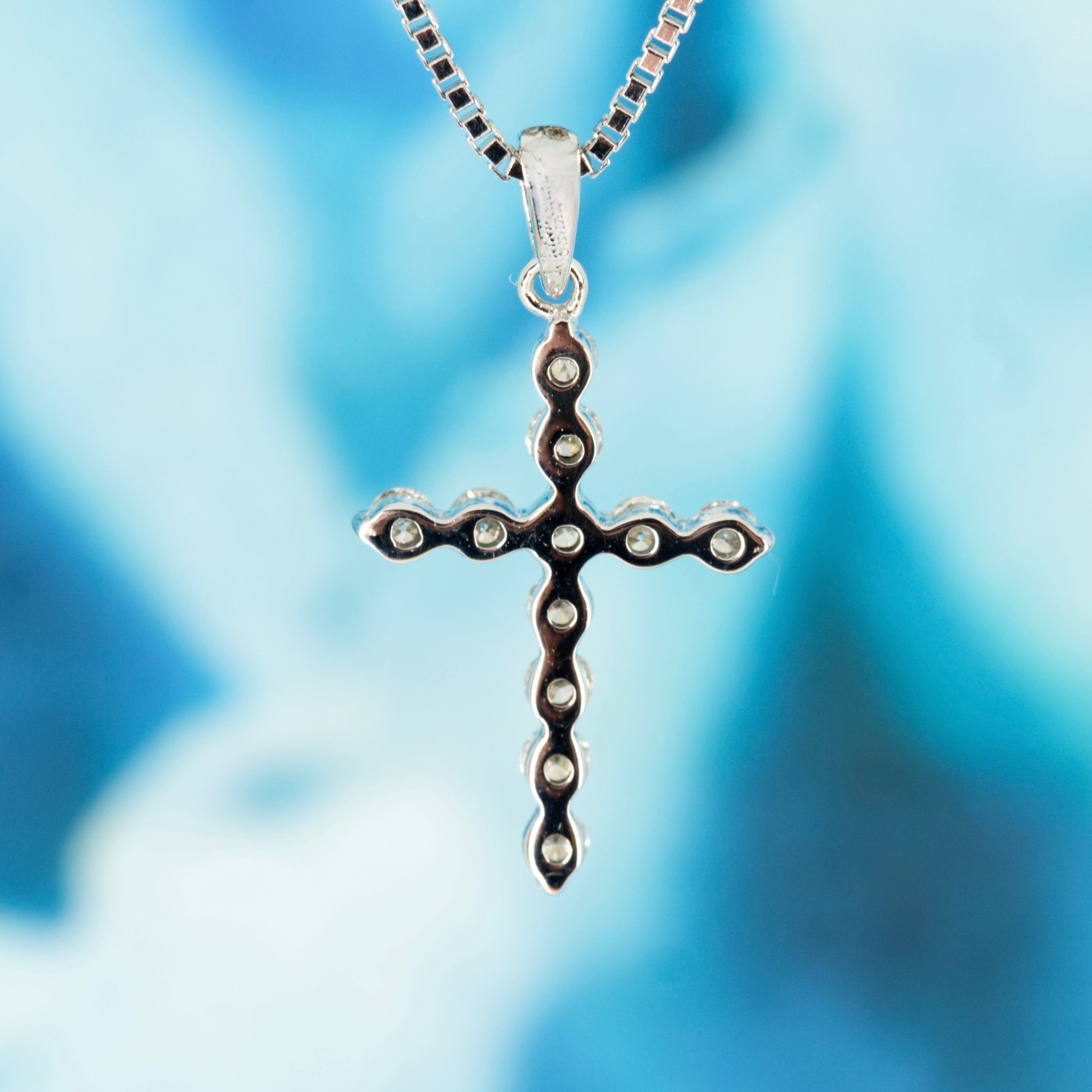 18ct White Gold 0.30ct Round Brilliant Cut Diamond Cross Pendant & Chain