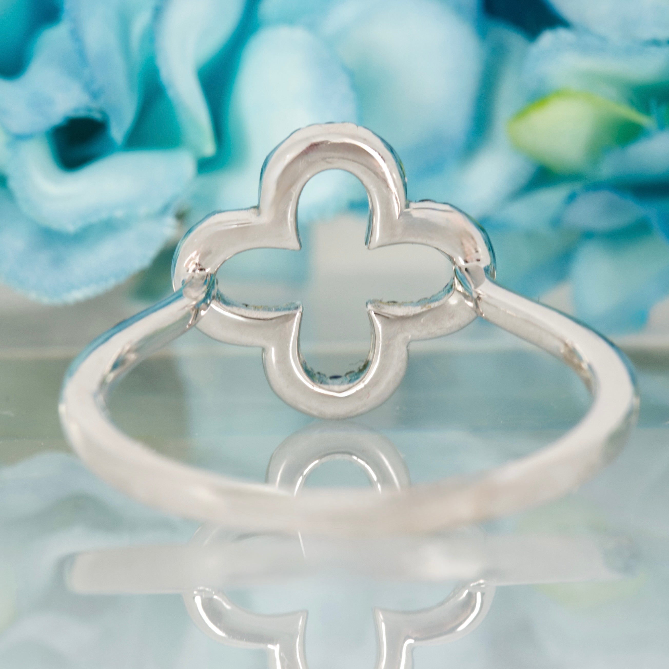 18ct White Gold Claw Set Round Cut Sapphire Openwork Clover Cluster Ring