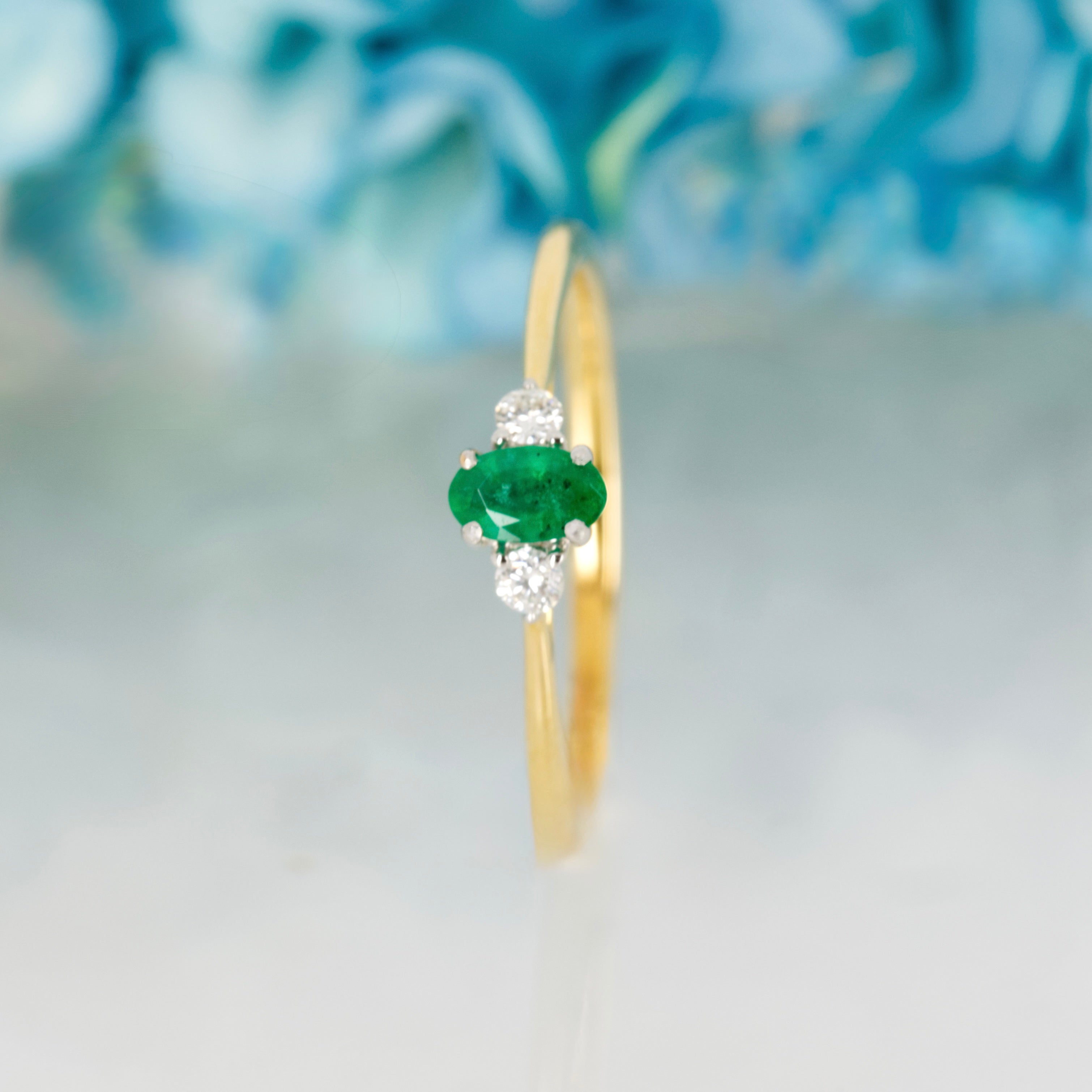 18ct Yellow Gold Oval Cut Emerald & Round Brilliant Cut Diamond Trilogy Ring