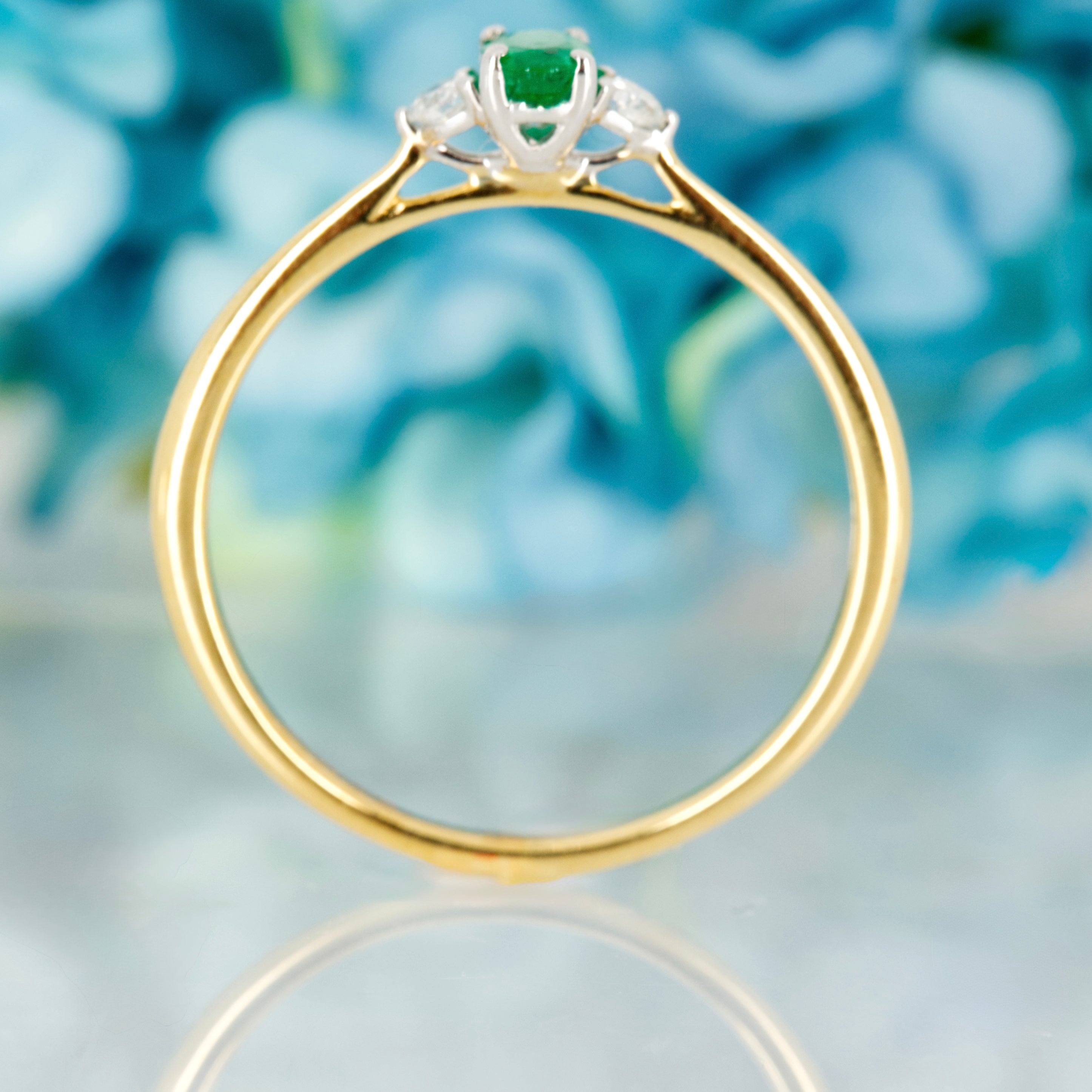 18ct Yellow Gold Oval Cut Emerald & Round Brilliant Cut Diamond Trilogy Ring