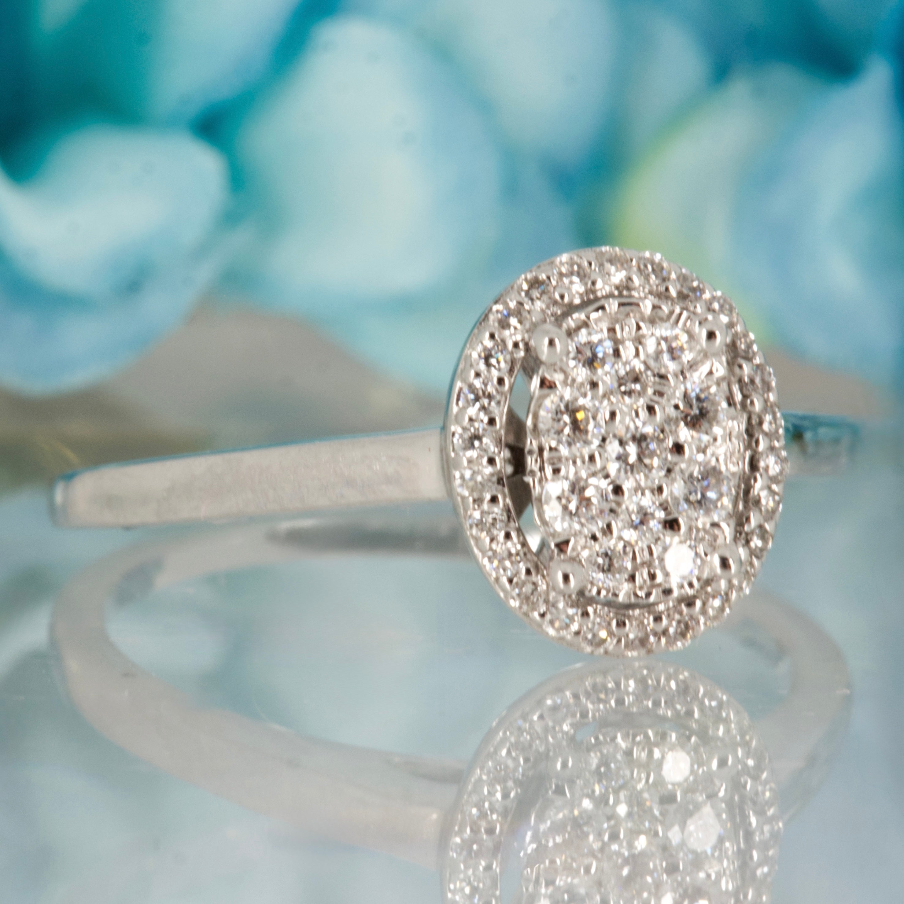 18ct White Gold 0.20ct Round Brilliant Cut Diamond Oval Cluster Ring