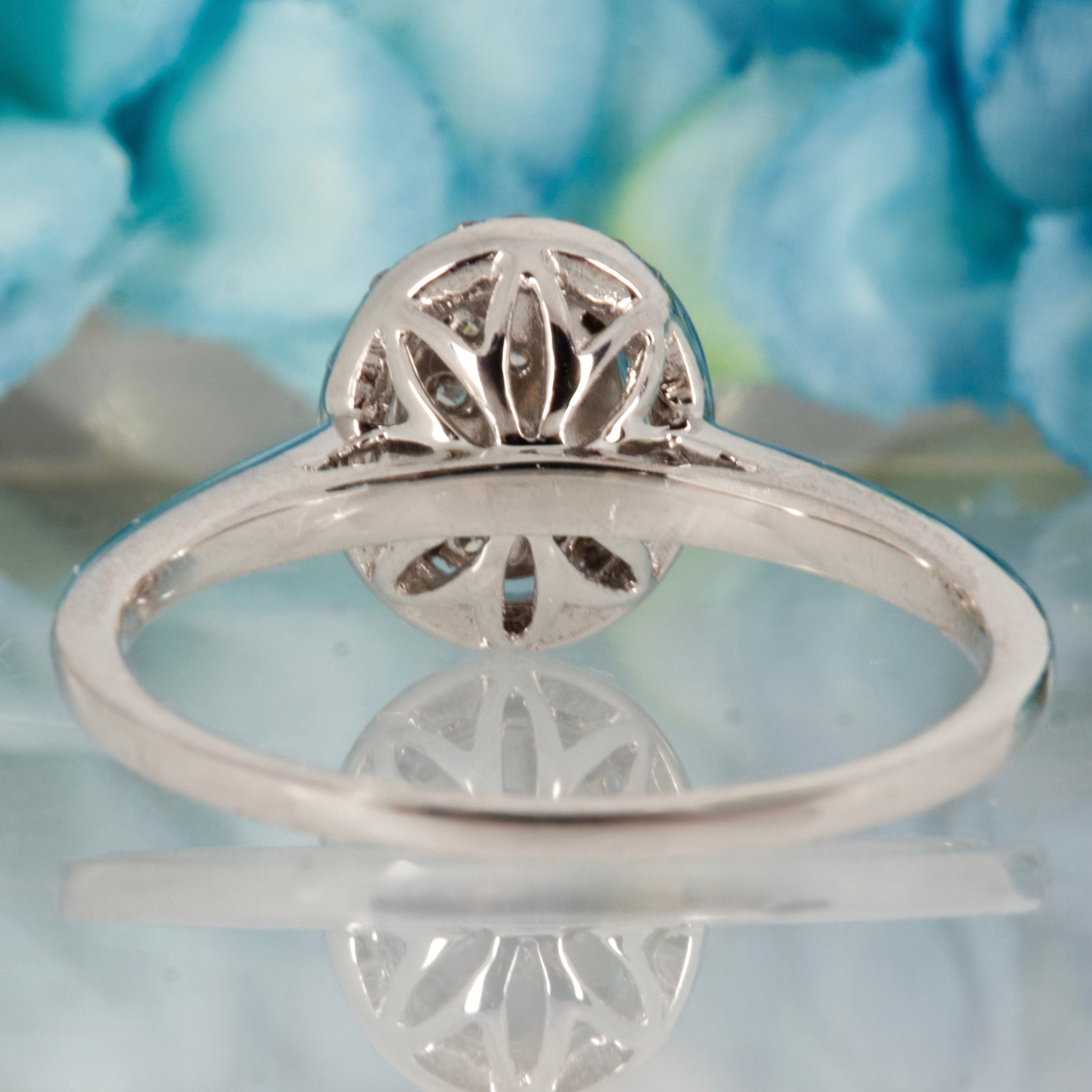 18ct White Gold 0.20ct Round Brilliant Cut Diamond Oval Cluster Ring