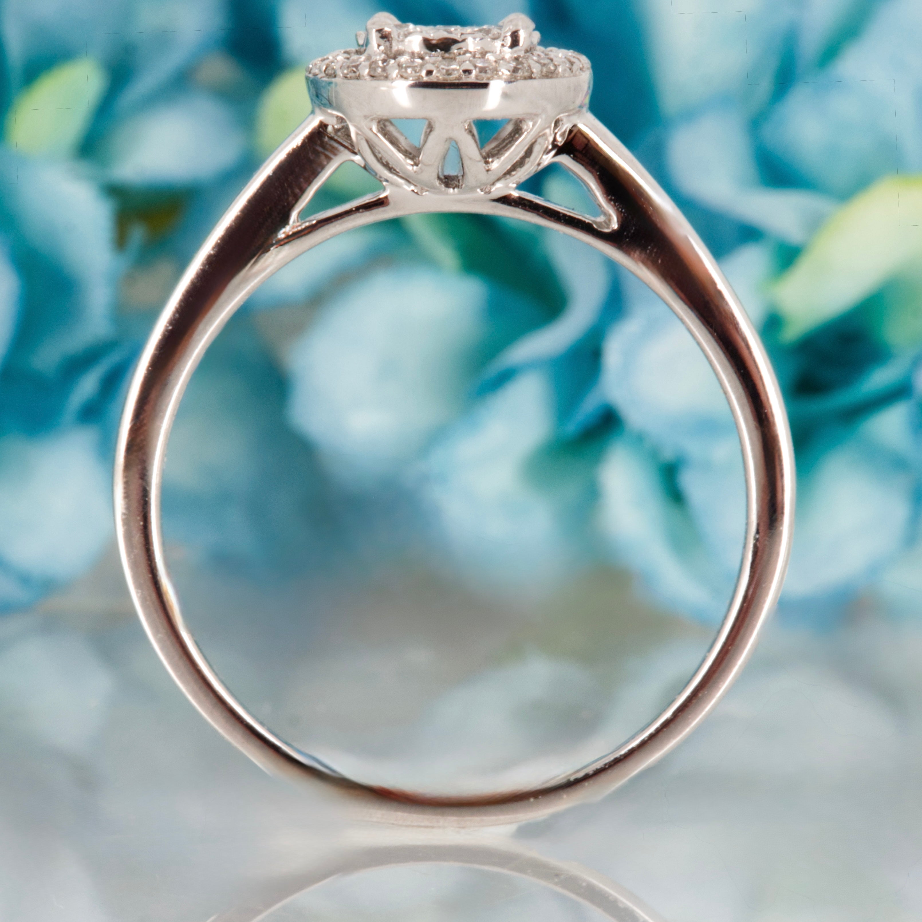 18ct White Gold 0.20ct Round Brilliant Cut Diamond Oval Cluster Ring