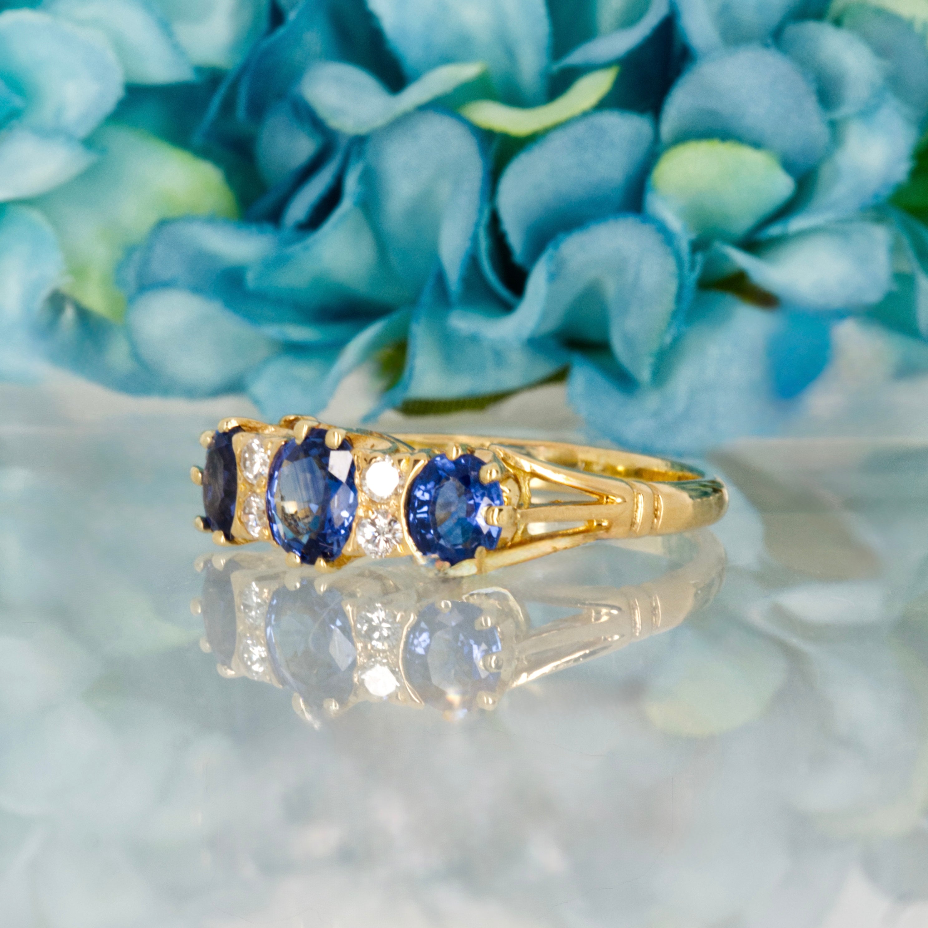 Pre-Loved 18ct Yellow Gold Oval Cut Sapphire & Round Cut Diamond Ring