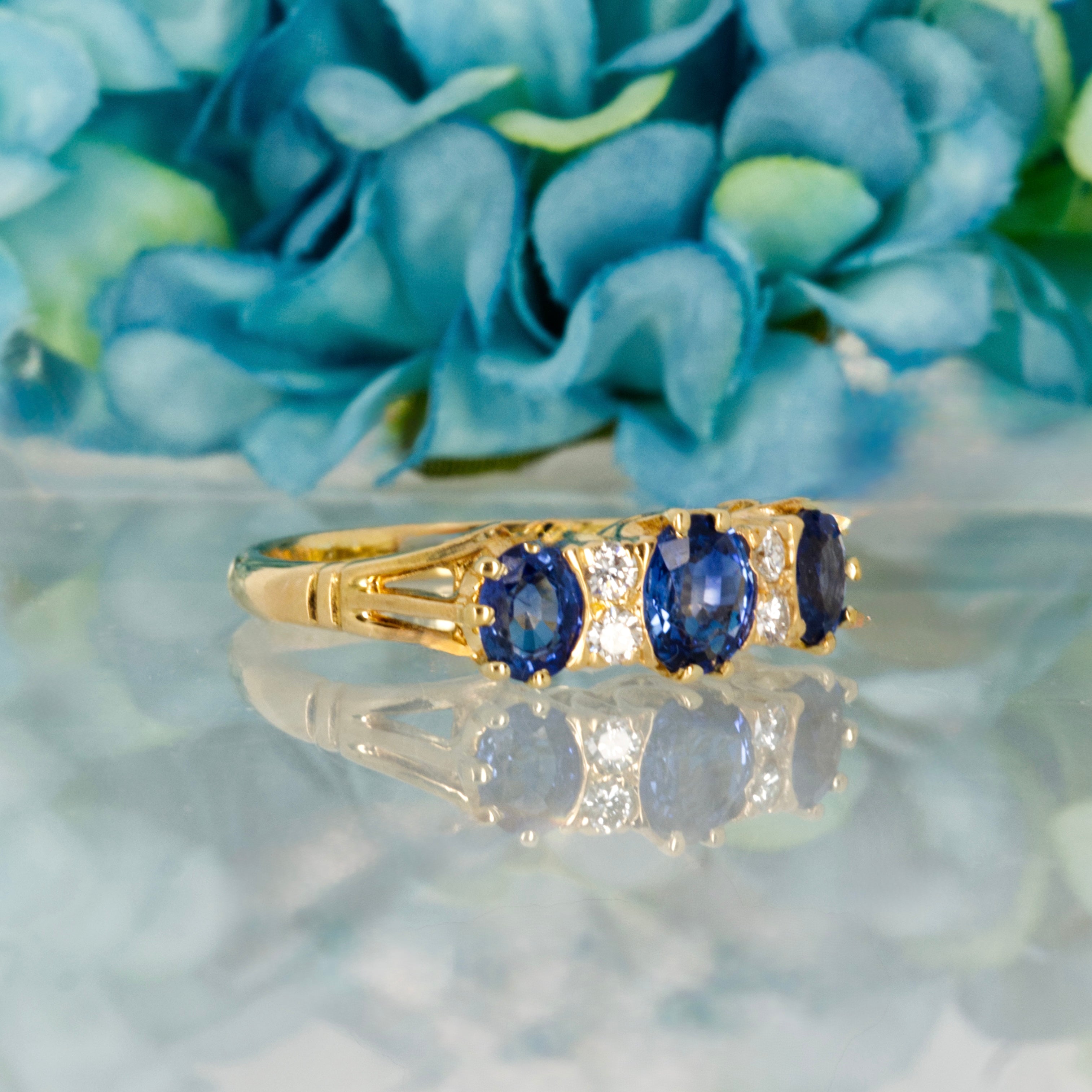 Pre-Loved 18ct Yellow Gold Oval Cut Sapphire & Round Cut Diamond Ring