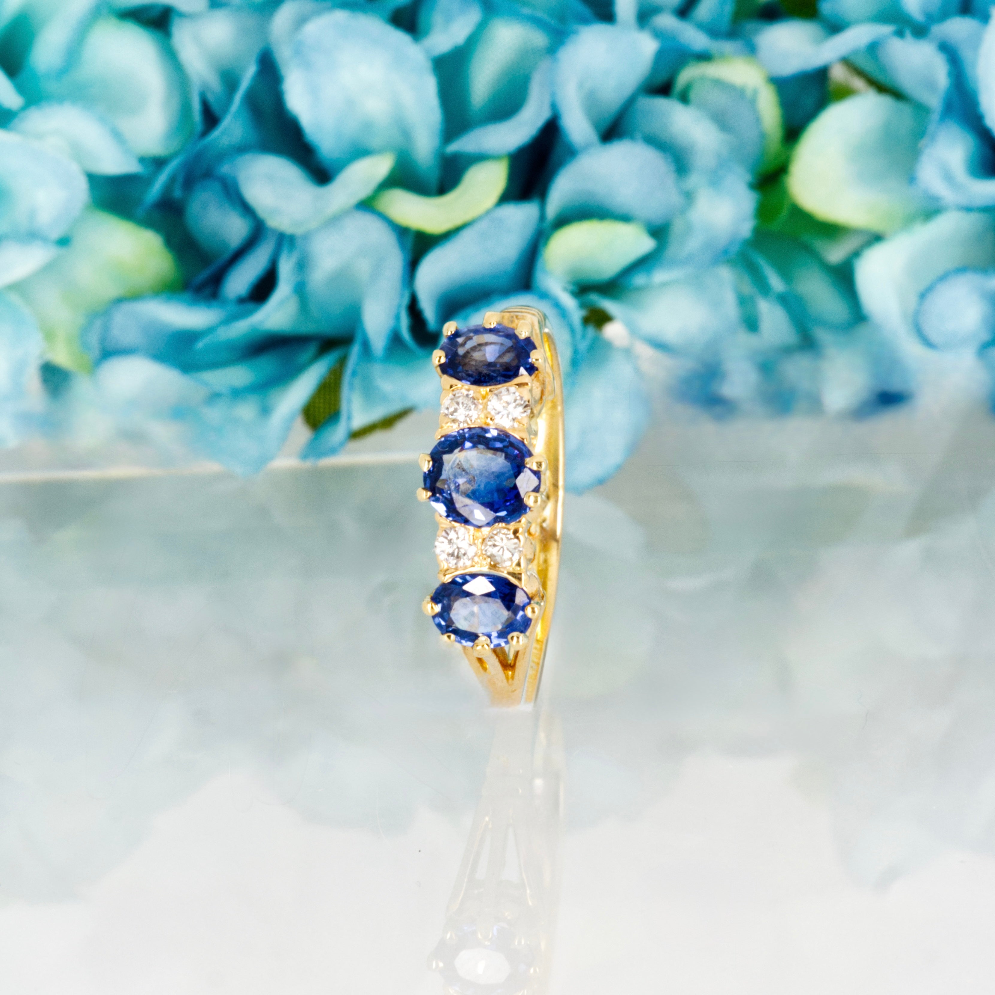 Pre-Loved 18ct Yellow Gold Oval Cut Sapphire & Round Cut Diamond Ring